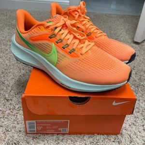 Women's NIKE air zoom Pegasus 39 size 9.5